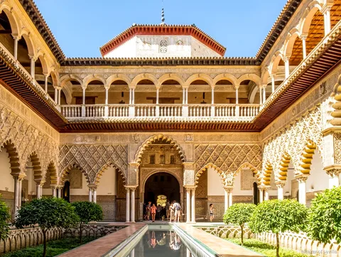 Entrada sin colas al Alcázar de Sevilla, arcos del Patio de las Doncellas